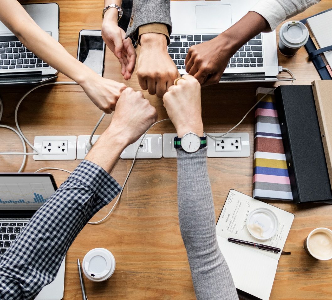 Equipe réunie dans un moment de cohésion en entreprise